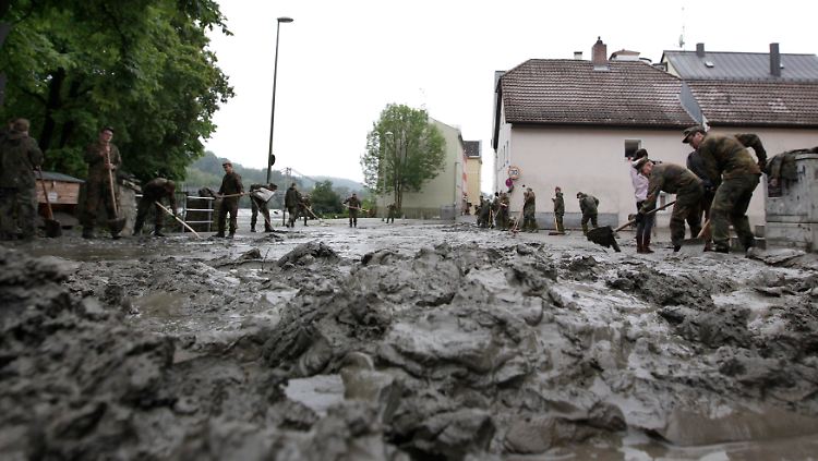 Dicker Schlamm überzieht große Teile der Stadt. Darin findet sich alles, ...