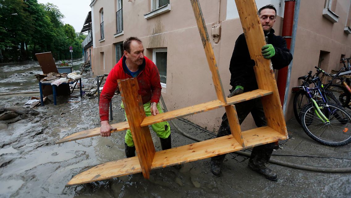 2013-06-04T222602Z_825932421_GM1E9650HRW01_RTRMADP_3_FLOODS-CENTRALEUROPE.JPG1562333673442640792.jpg