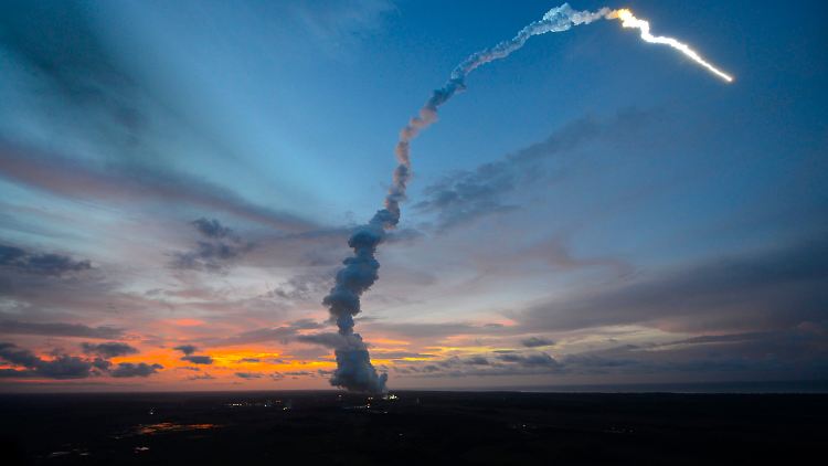 Raumfahrt-Romantik: Ariane 5 beim Start in Kourou.