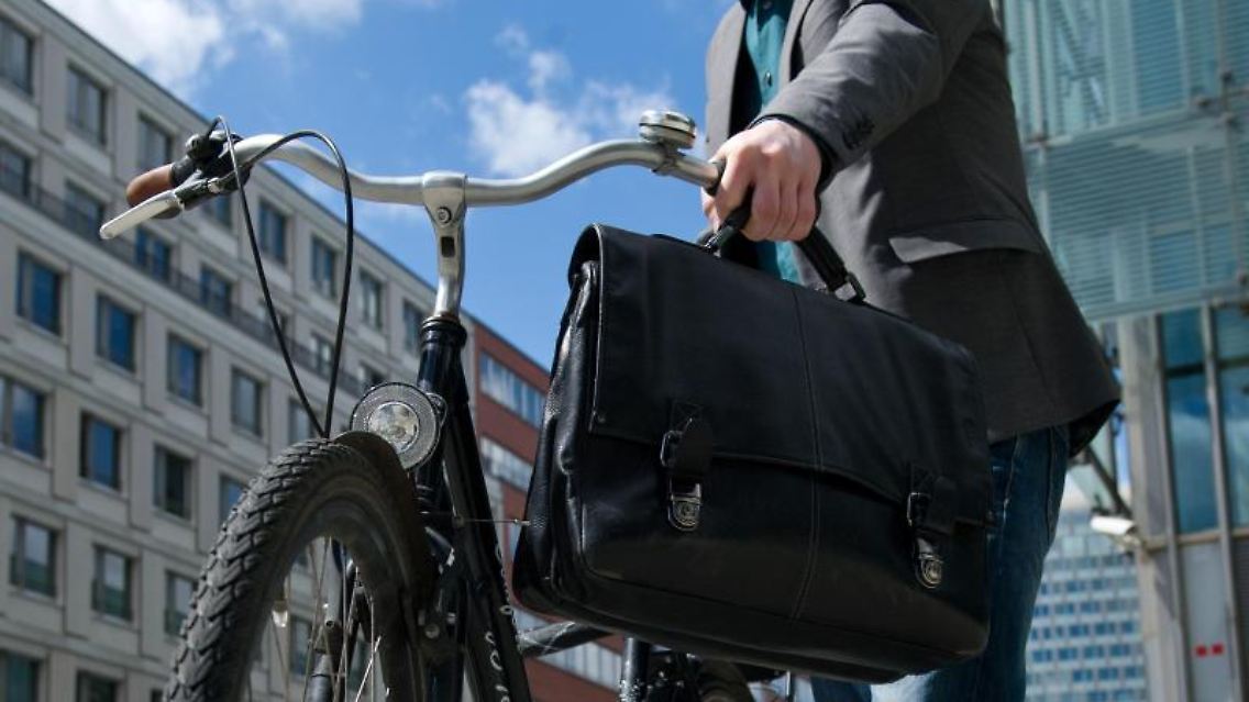 Es muss nicht immer ein Dienstwagen sein. Beschäftigte können jetzt auch Steuervorteile in Anspruch nehmen, wenn sie ein Dienstfahrrad bekommen. Foto: Andrea Warnecke