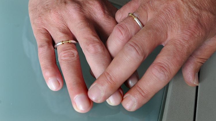 Auf dem Weg zur richtigen Ehe: Mit Hilfe aus Karlsruhe wird die Homo-Ehe immer gleicher.