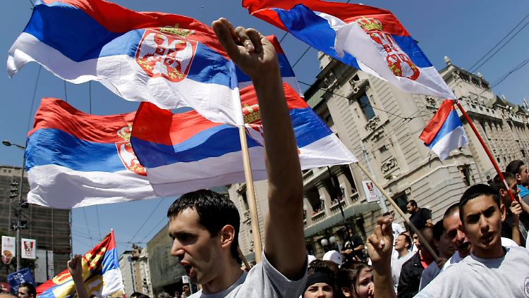 Gegen das Normalisierungsabkommen zwischen Serbien und Kosovo wird in Belgrad demonstriert. 