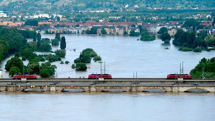 Züge stehen auf der Marienbrücke in Dresden, um sie zu stabilisieren.
