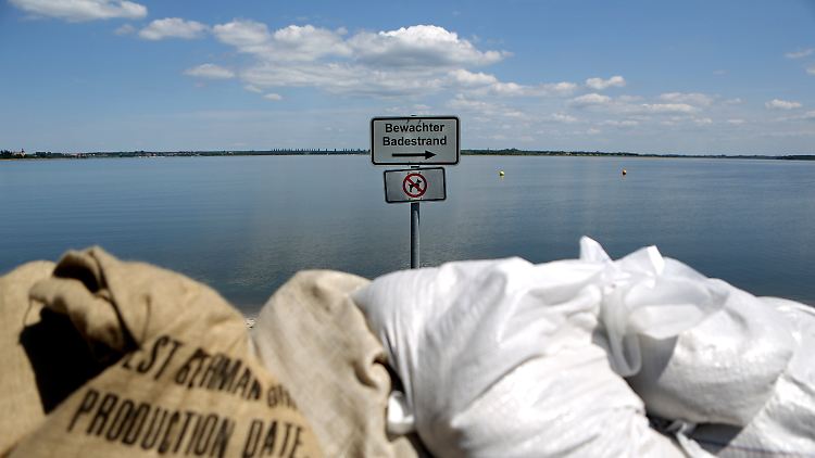 Deich aus Sandsäcken in Bitterfeld-Wolfen.