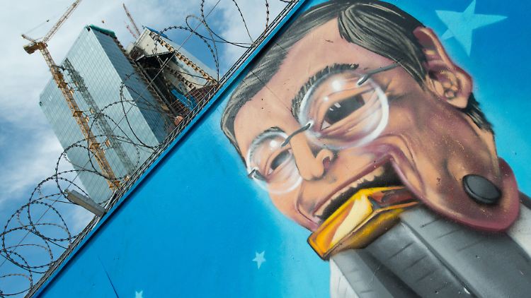 Ein Graffitti am Bauzaun des Neubaus der EZB zeigt Mario Draghi mit einem Goldbarren im Mund. Der EZB-Chef hat am Donnerstag wichtige Marktinformationen "ausgespuckt". Alles bleibt (vorerst), wie es ist.
