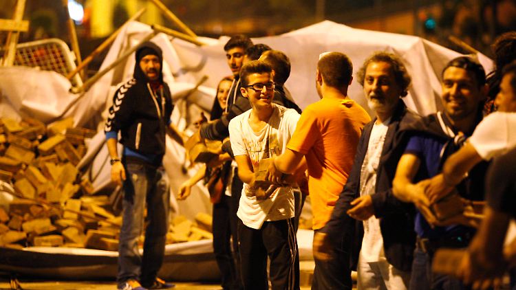 Mit Barrikaden blockieren Demonstranten die Straßen Istanbuls. 