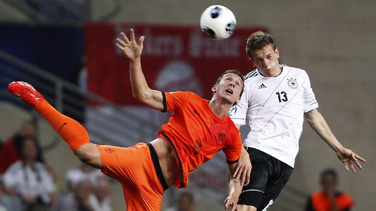 Matthias Ginter und der Niederländer Luuk de Jong im Zweikampf.