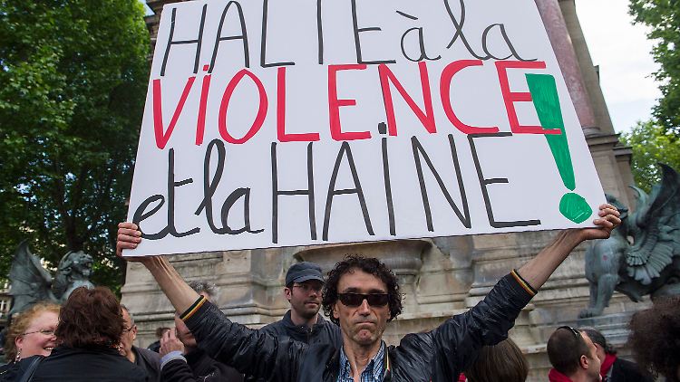 Ein Ende des Hasses fordert dieser Demonstrant. 