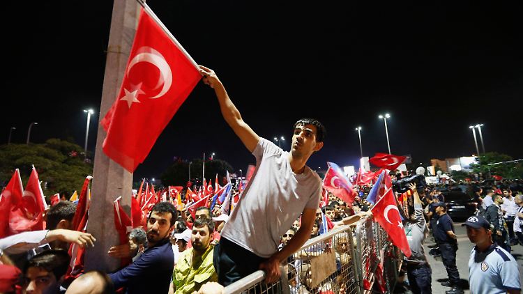 2013-06-07T015715Z_2078092832_GM1E9670RHE01_RTRMADP_3_TURKEY-PROTESTS.JPG5770378141218845301.jpg