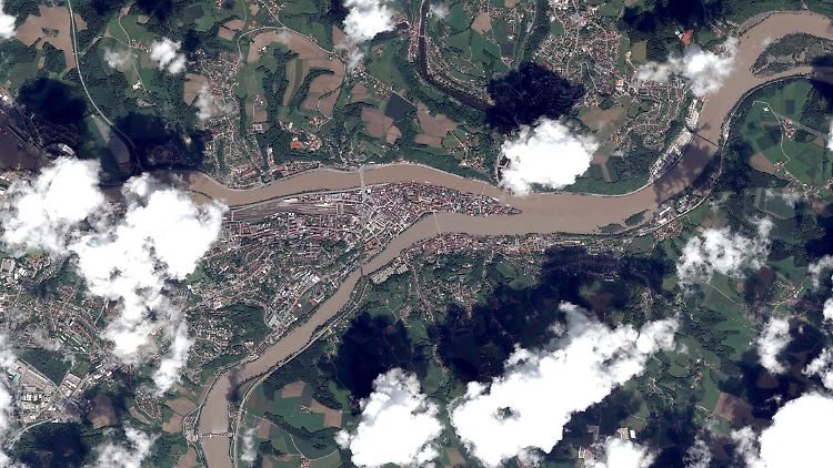 Satellitenbild des Hochwassers im bayrischen Passau am 5. Juni. Im historischen Stadtzentrum fließen die Flüsse Inn, Donau und Ilz zusammen. Nach tagelangen Regenfällen stieg der Wasserpegel auf 12,85 Meter - ein neues historisches Hoch.