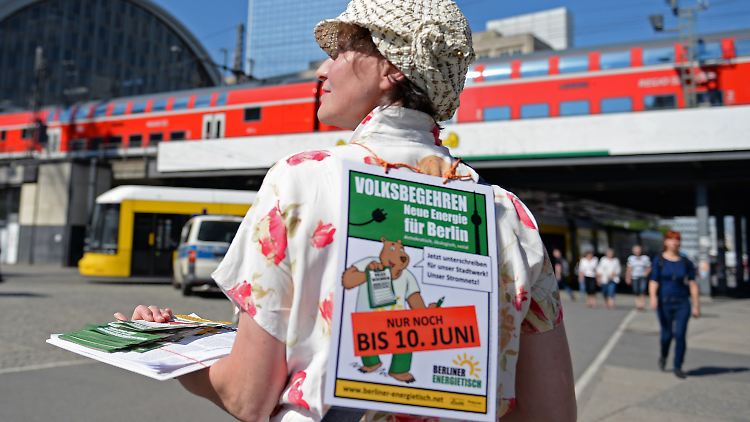 Am Berliner Alexanderplatz sammeln die Stromrebellen Unterschriften.