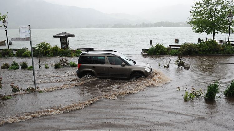 Mit Schwung durchs Wasser. Nicht immer gehen solche Aktionen gut.