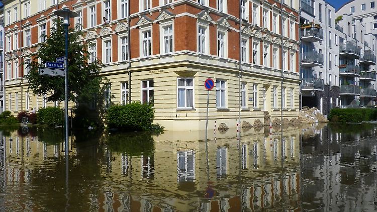 Die Elbstraße in Magdeburg-Buckau ist trotz nächtlicher Rettungs- und Sandsackaktion überflutet.