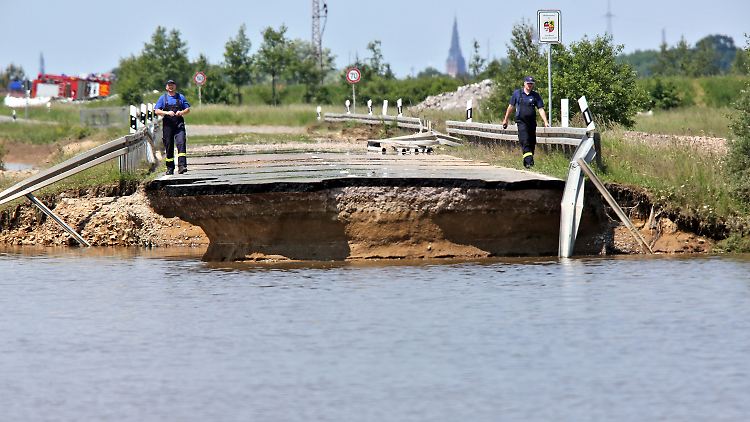 Für diese Straße an der Mulde bei Löbnitz in Sachsen kommt jede Hilfe zu spät.