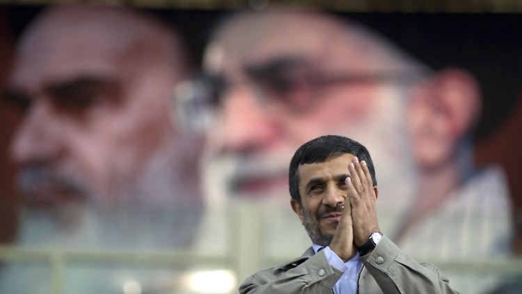 Irans Präsident Ahmadinedschad scheidet aus dem Amt. Hinter ihm: ein Porträt des Revolutionsführers Chamenei.