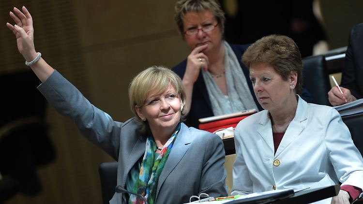 NRW-Ministerpräsidentin Hannelore Kraft (SPD) stimmt im Bundesrat ab.