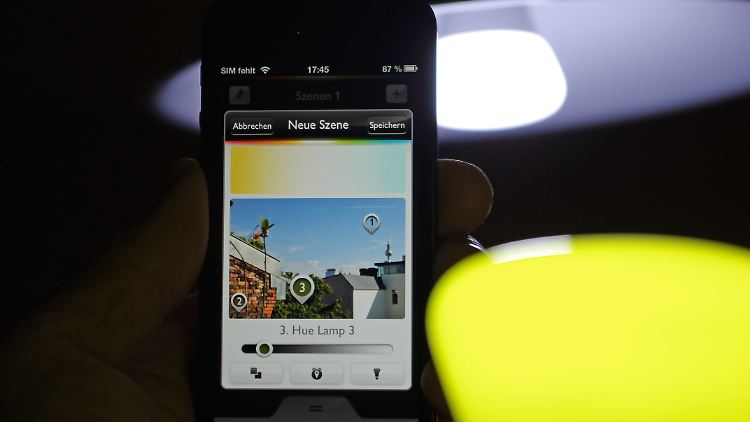 Die Hue-Lampen von Philips können per Smartphone-App ihre Farben an die Stimmung von Fotos anpassen.