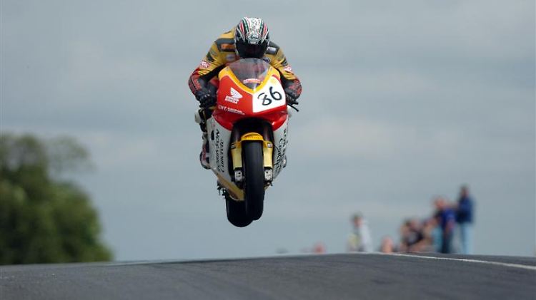 Fans feiern die Teilnehmer der "Tourist Trophy" als Helden des Asphalts. Allerdings starben bei den Rennen auf der Isle of Man schon mehr als 200 Menschen.