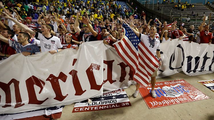 US-Fans bejubeln in Kingston ihre Mannschaft.