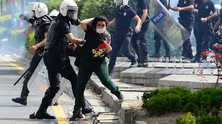 Seit Tagen protestieren Menschen in verschiedenen Städten der Türkei. Besonders das harte Vorgehen der Polizei gegen die Demonstranten sorgte international für Kritik.
