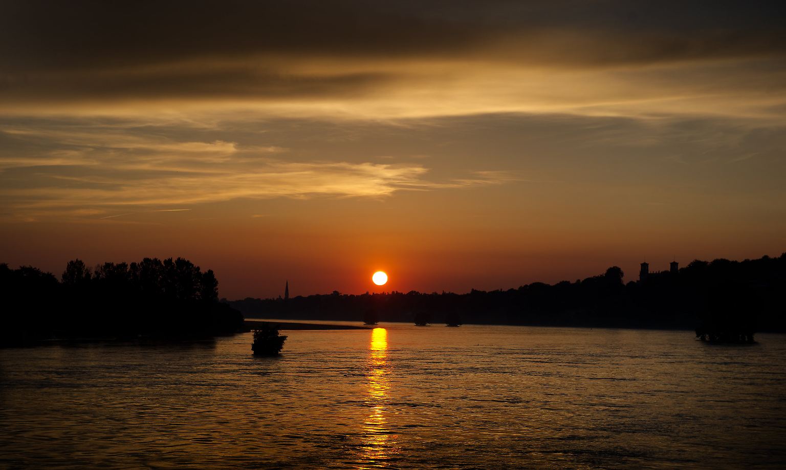 Sonnenuntergang über der Elbe in Dresden: Das idyllische Bild täuscht.