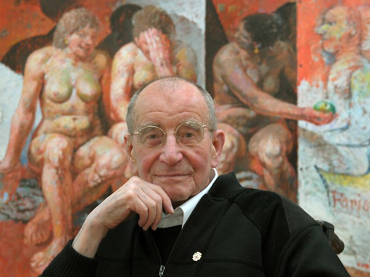 Willi Sitte an seinem 88. Geburtstag im Februar 2009 vor dem Bild "Rückgabe des Apfels" aus dem Jahre 1992 in der Willi-Sitte-Galerie in Merseburg.
