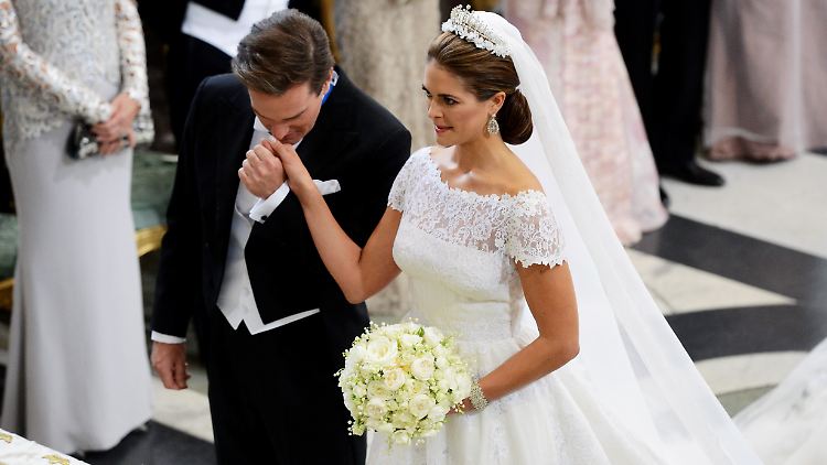 Zarter Handkuss für die Braut: Madeleine hat ihren Chris geheiratet.