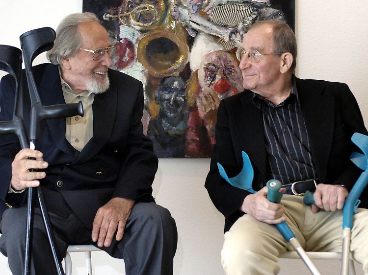 Bernhard Heisig (l.) und Willi Sitte im Juli 2005 vor dem Heisig-Gemälde "Der Tod des Weißclowns" (1991/92).