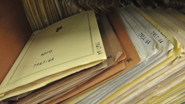Akten mit dem Aufdruck "MfS" für Ministerium für Staatssicherheit: Die Stasi hatte mehr als 90.000 Hauptbeschäftigte und fast doppelt so viele "Inoffizielle Mitarbeiter" (IM).