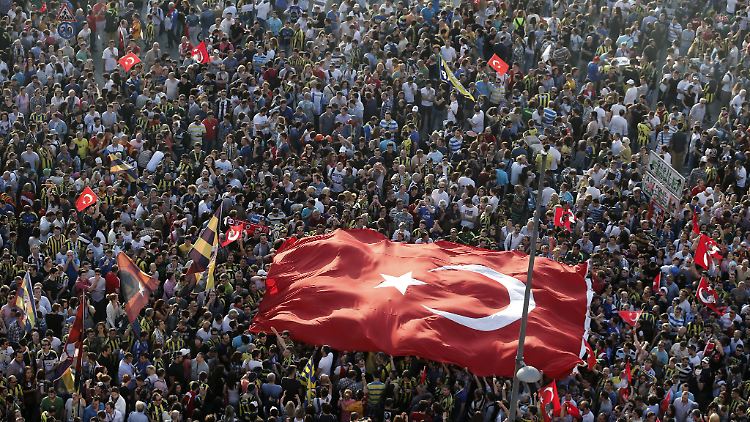 Zehntausende versammeln sich auf dem Istanbuler Taksim-Platz.