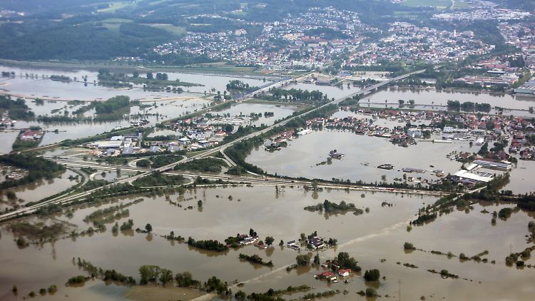 In Bayern - wie hier in Deggendorf - geht das Wasser nur ganz langsam zurück.