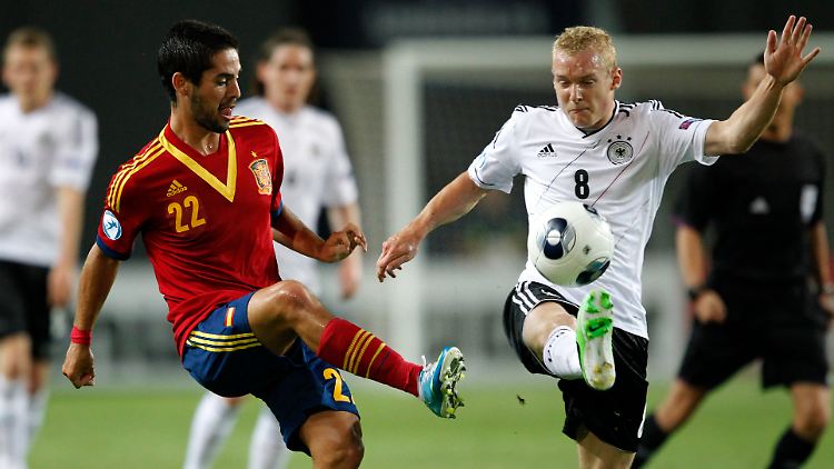 Deutschlands Sebastian Rode kämpft hier gegen den Spanier Isco.