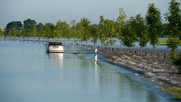 Nach dem Deichbruch bei Fischbeck überflutet das Hochwasser der Elbe die Straße B 188 zwischen Stendal (Sachsen-Anhalt) und Rathenow (Brandenburg).