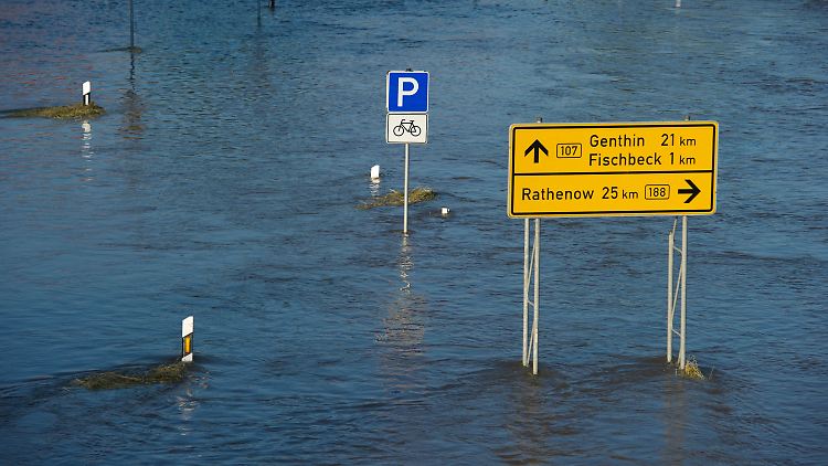 Das Hochwasser steht auf der B 107 zwischen Havelberg und Genthin.