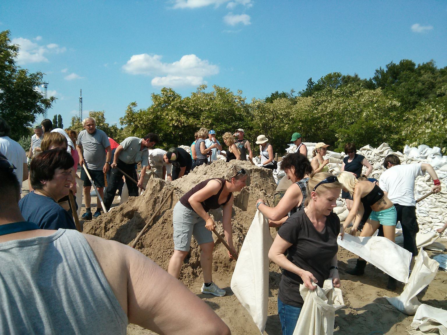 Noch am Sonntagmorgen versuchten zivile Helfer, den Elbdeich bei Fischbeck in Sachsen-Anhalt zu verstärken. Doch am Mittag war für sie Schluss. Die Lage war einfach zu gefährlich.