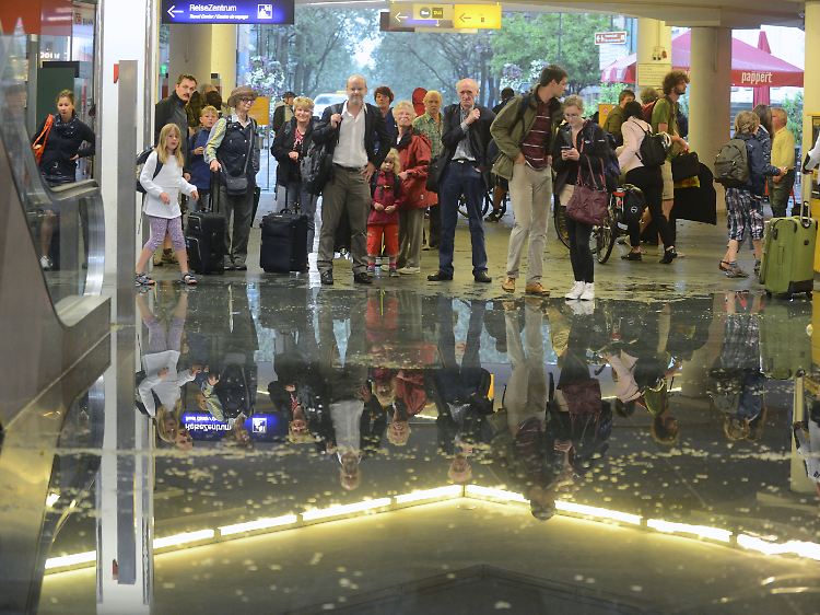 Behinderungen weitab von der Elbe: Nach einem Unwetter stehen im Bahnhof Fluda die Zugänge zu den Bahnsteigen unter Wasser.