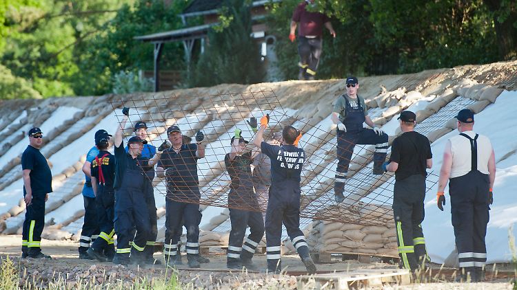 Rund 15 Kilometer flussabwärts von Hitzacker: Die Gemeinde Neu Darchau wird nur von einem Notdeich geschützt.