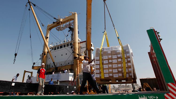 In einem ägyptischen Hafen wird ein Schiff gelöscht, das nicht durch die israelische Gaza-Blockade kam.