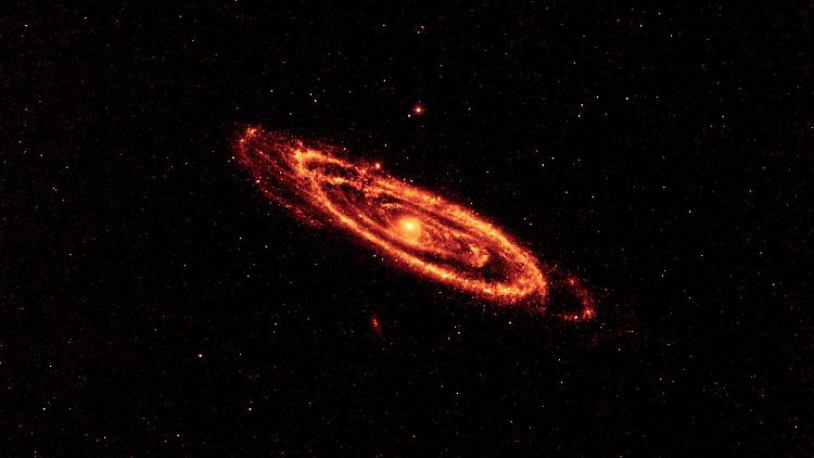 Mehrere Aufnahmen haben die Astronomen der NASA zu einem Panoramabild der Andromeda Galaxie zusammengefügt. Es zeigt den Staub auf den Spiralarmen.