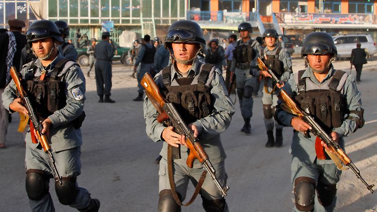 Afghanische Sicherheitskräfte versuchen, den Kabuler Flughafen zu halten.