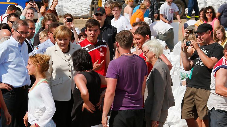 Wittenberge am Montag, Merkel mittendrin. Links Brandenburgs Ministerpräsident Platzeck.