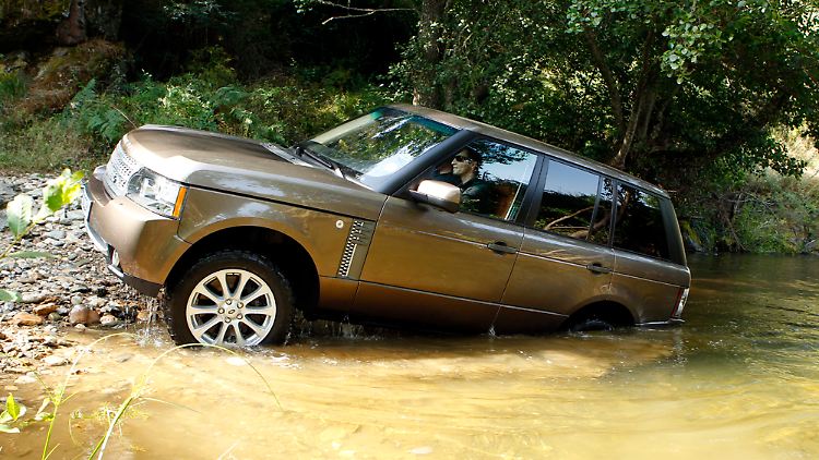 Dank einer Wattiefe von bis zu 70 Zentimetern braucht man im Range Rover keine Angst vor nassen Füßen zu haben.