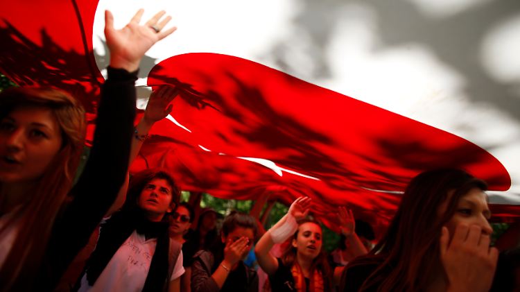 Die friedlichen Proteste und die auch die Gewalt vom Sommer 2013 sind in der Türkei nicht vergessen.