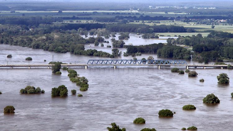 Nadelöhr im europäischen Schienenverkehrsplanung: Die gesperrte Elbquerung zwischen Hämerten und Schönhausen.