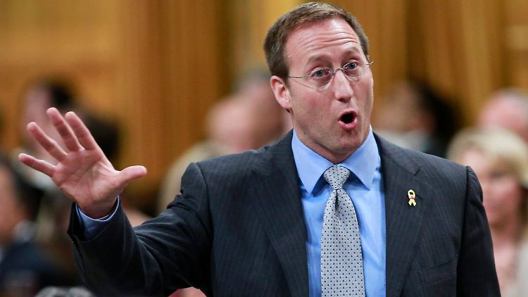 Der kanadische Verteidigungsminister Peter MacKay muss nun Rede und Antwort stehen.