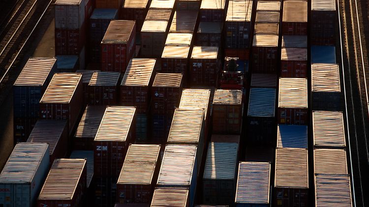 Container, wohin das Auge blickt: Ab der zweiten Jahreshälfte soll die deutsche Konjunktur wieder an Fahrt gewinnen.