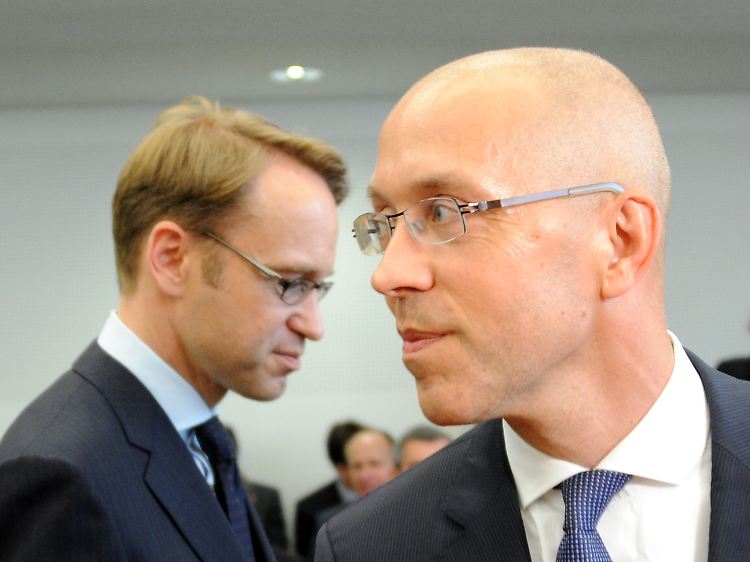 Zwei Köpfe, die für gegensätzliche Positionen im Streit um die Euro-Rettung stehen: EZB-Direktor Jörg Asmussen (r.) verteidigt den Draghi-Plan, Bundesbank-Chef Jens Weidmann (l.) lehnt Anleihenkäufe durch die EZB strikt ab.