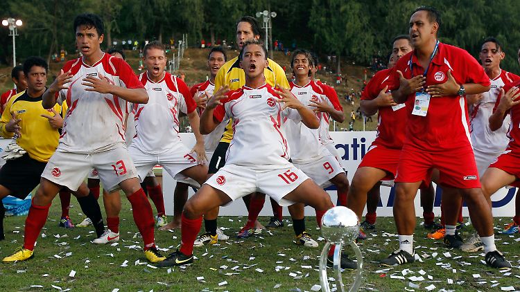 Gut gerüstet: Tahitis Spieler tanzen vor der Partie gegen Neukaledonien am 10. Juni vergangenen Jahres in Honiara, Salomonen, den sogenannten Kriegstanz Haka.