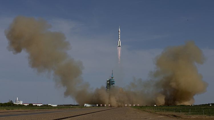 Start in der Wüste Gobi: "Shenzhou 10" hebt erfolgreich ab.