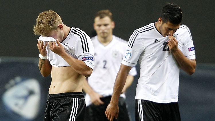 Nach dem Aus gegen Spanien: Deutschlands Kapitän Lewis Holtby, links, und Kollege Emre Can.